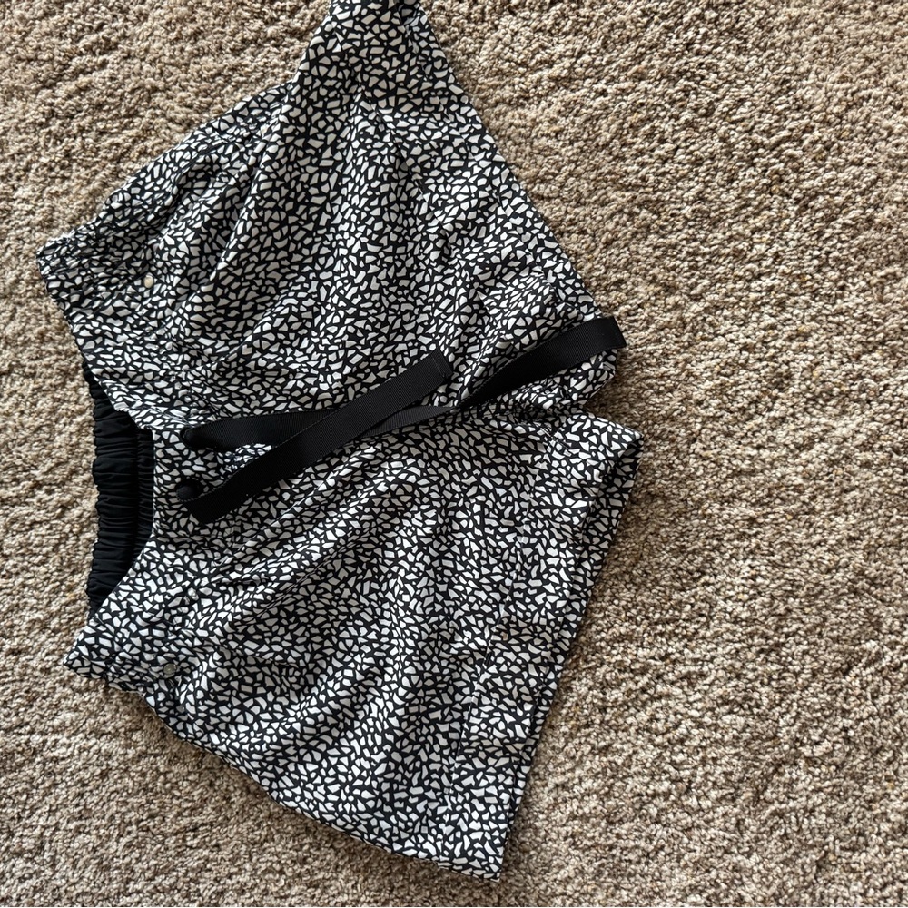 Lulu lemon Black and White Patterned Skirt